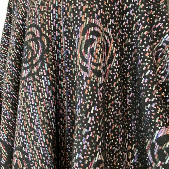 Stunningly Soft Cape Wrap Poncho The Flowers are Embedded with Woven Colours - Picture 8 of 12